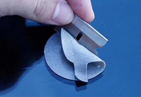 汽车挡风玻璃被小石子砸了,汽车玻璃被小石子砸了个洞怎么办