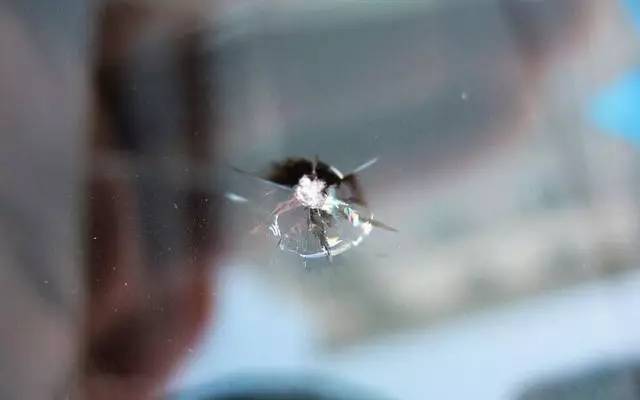 汽车挡风玻璃从外面砸不烂,车挡风玻璃被砸了个点怎么修复