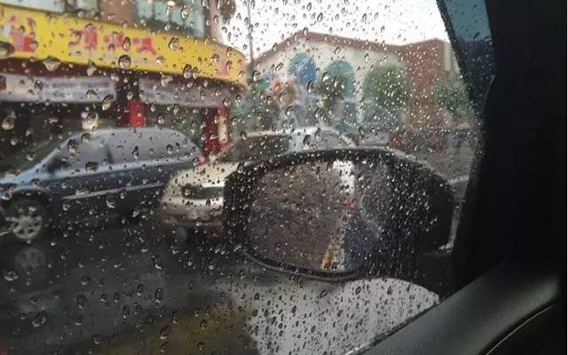 汽车挡风玻璃从外面砸不烂,车挡风玻璃被砸了个点怎么修复