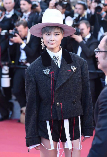 前卫华丽背后是谦虚勤恳这样的春春值得拥有更多