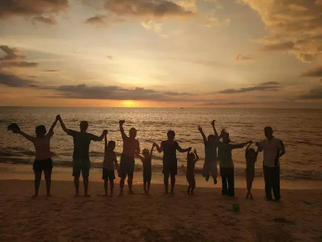 普吉岛“小包总”又火了！撞脸明星的他，用四川美食征服整个海岛