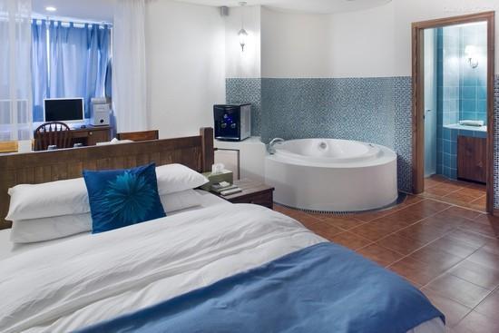 上周末和男朋友去旅游，发现酒店卫生间做成透明的，什么原因啊？