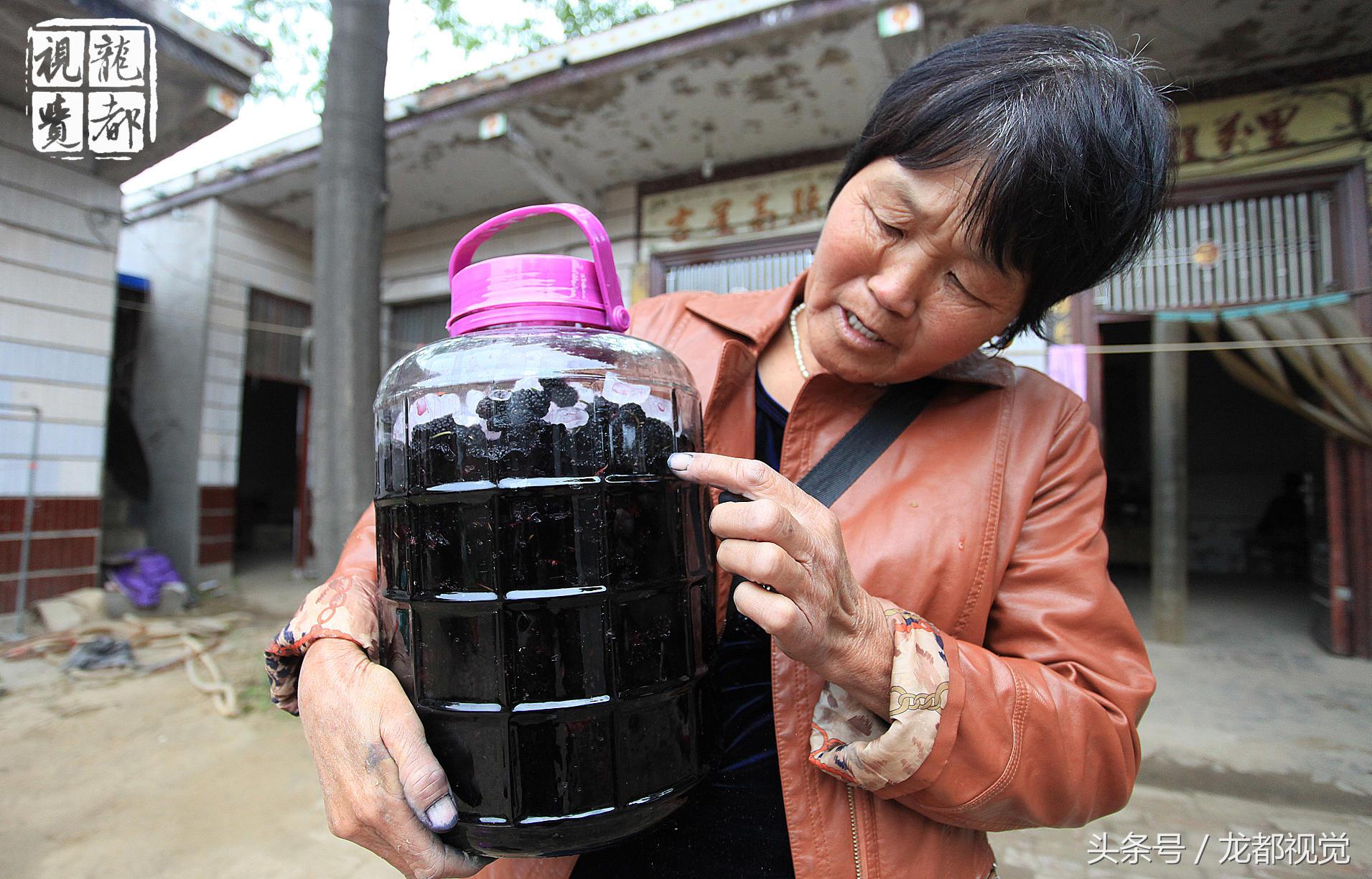 摆地摊卖桑葚,路边摆摊卖桑葚