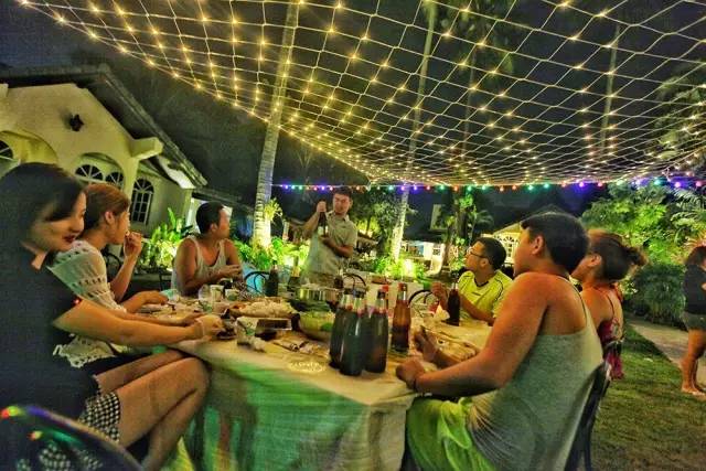 普吉岛“小包总”又火了！撞脸明星的他，用四川美食征服整个海岛