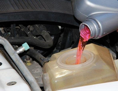 防冻液少了可以直接加原厂的吗,防冻液少了可以直接加水吗