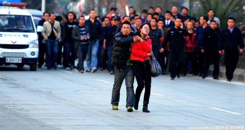 女生被人当街拖走路人反应,女生被人贩子拖走怎么证明