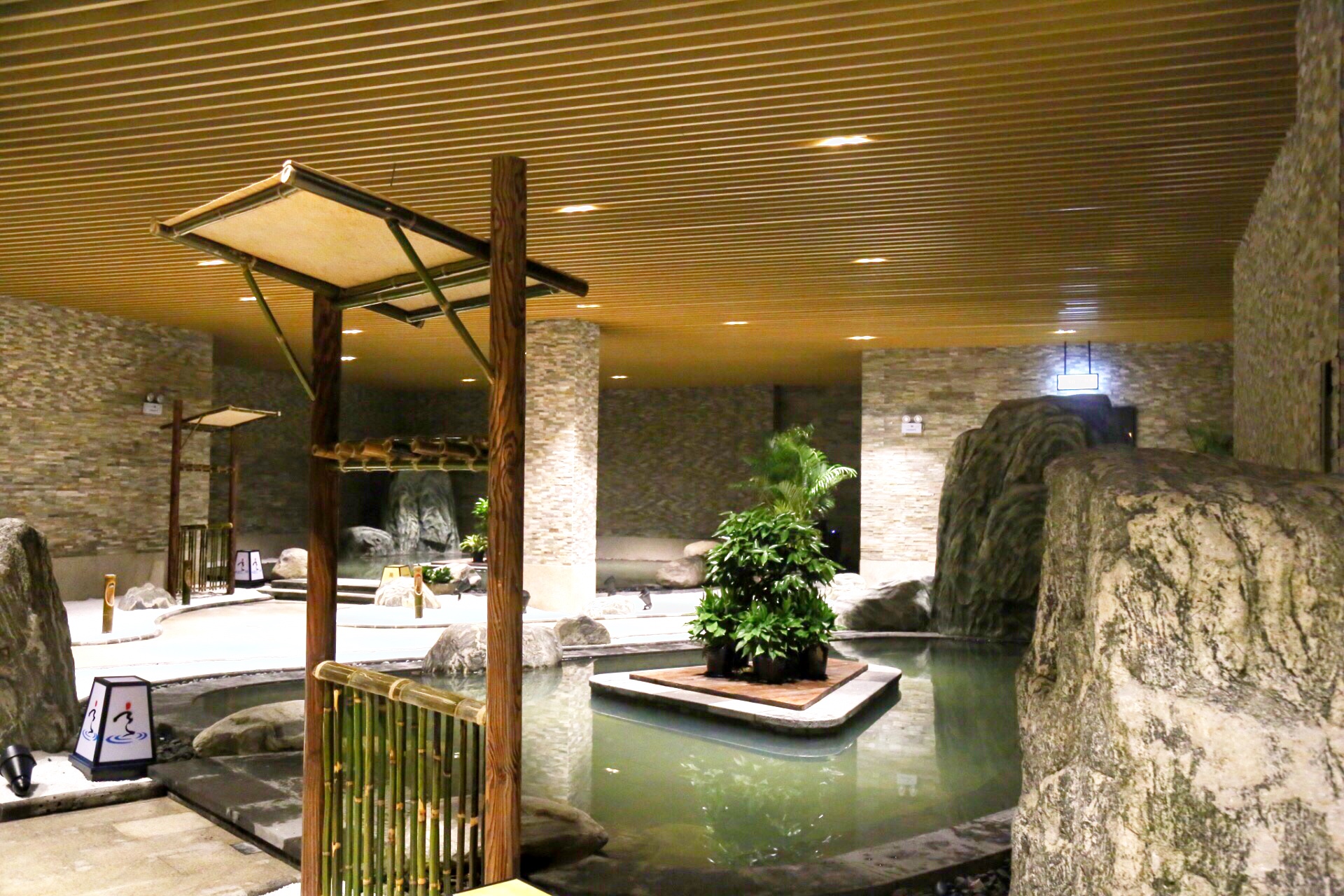 天沐温泉和汤泊温泉哪个好,长白山天沐戴斯温泉酒店温泉