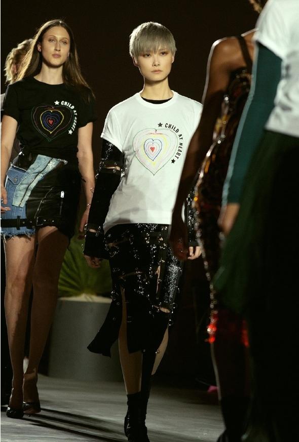 前卫华丽背后是谦虚勤恳这样的春春值得拥有更多