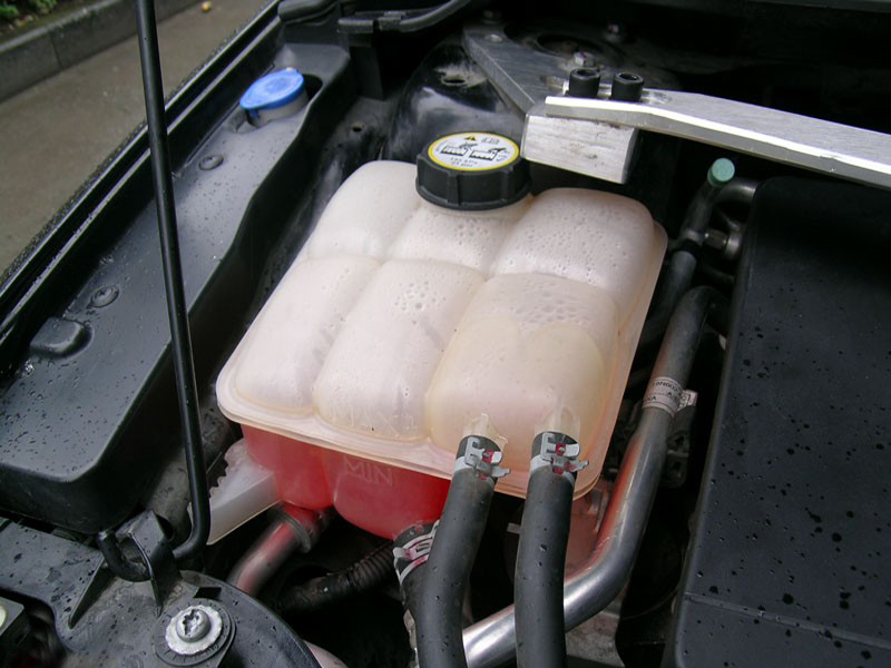 防冻液少了可以直接加原厂的吗,防冻液少了可以直接加水吗