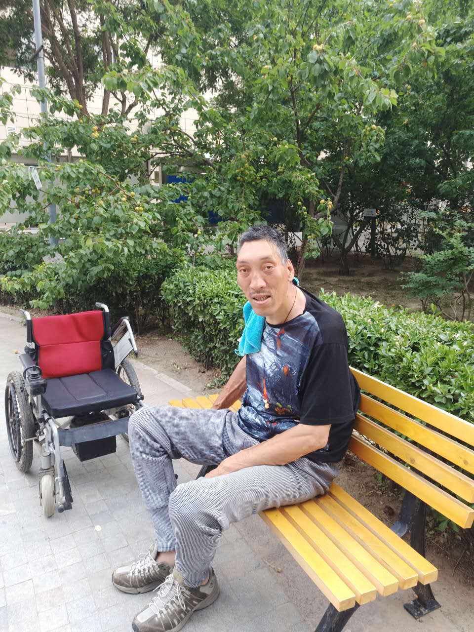 他，身高世界第五如今却已无法站立