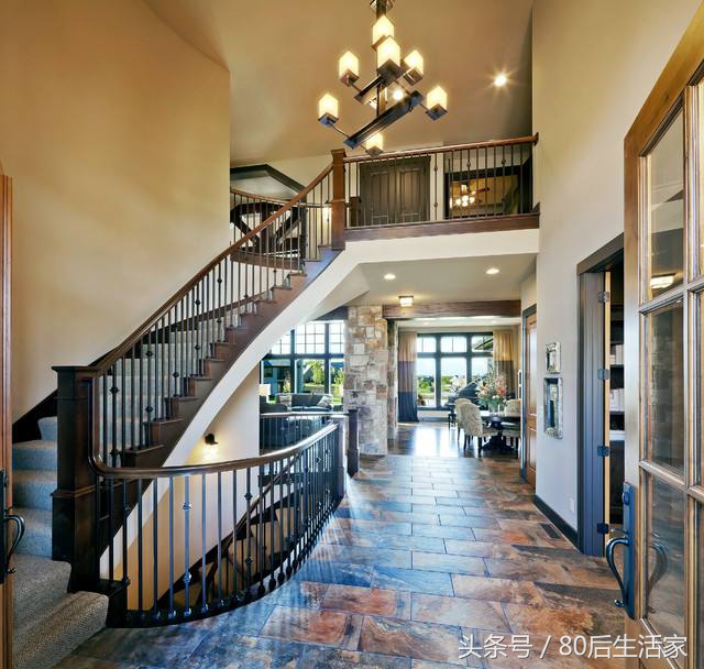 别墅建旋转楼梯好还是普通楼梯好,别墅旋转楼梯接直楼梯