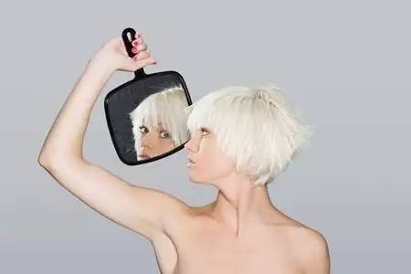 关关变身成美女,关关拿掉眼睛