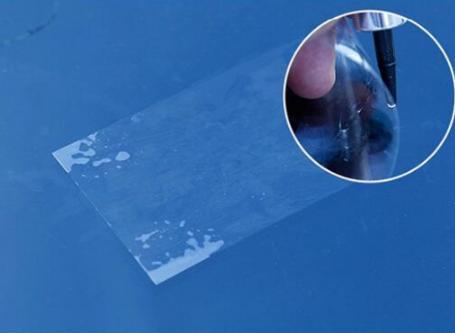 汽车挡风玻璃被小石子砸了,汽车玻璃被小石子砸了个洞怎么办