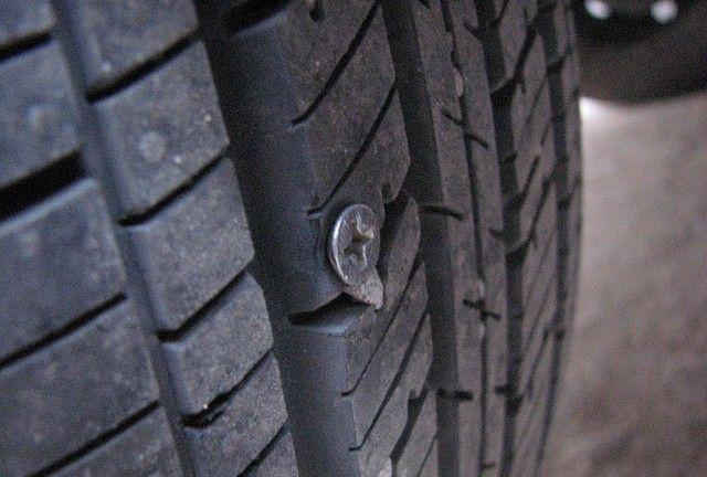 车胎扎钉子了用什么方法处理最好,车胎扎钉子了怎么补