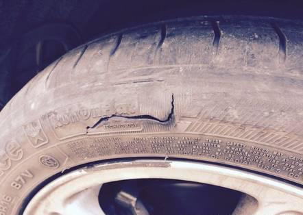 车胎扎钉子了用什么方法处理最好,车胎扎钉子了怎么补