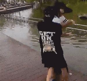 节操碎了：儿子的作文是《美女班长居然对我做出这样的事!》