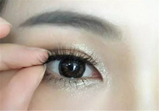 关关变身成美女,关关拿掉眼睛