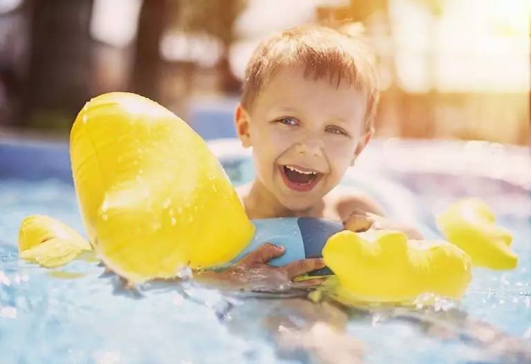 宝宝游泳怕水怎么回事,宝宝怕水不肯洗头