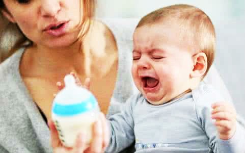 宝宝晚上一睡醒就要喝奶怎么办,宝宝晚上醒妈妈太困总是忘记喂奶