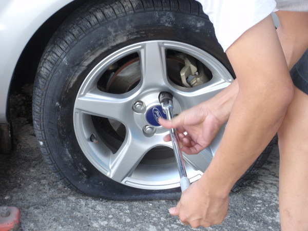 车胎扎钉子了用什么方法处理最好,车胎扎钉子了怎么补