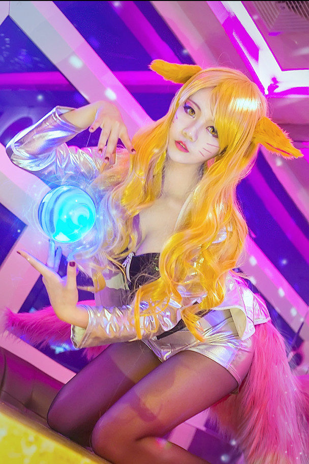 英雄联盟魔女阿狸cos正片,阿狸偶像歌手高山杜鹃至臻