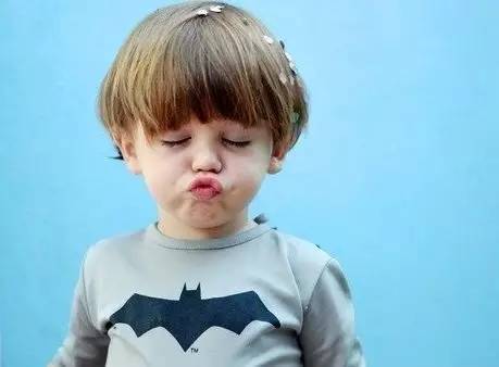 宝宝揪耳朵、踢腿可能是得病了！新手妈妈必看