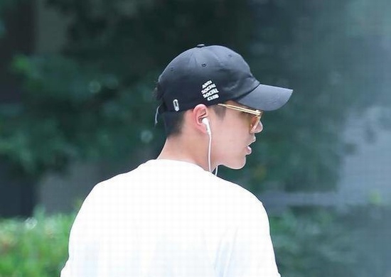 杨幂吴亦凡陈伟霆唐嫣等明星街拍最爱戴的棒球帽，竟来自这些潮牌，你知道几个？