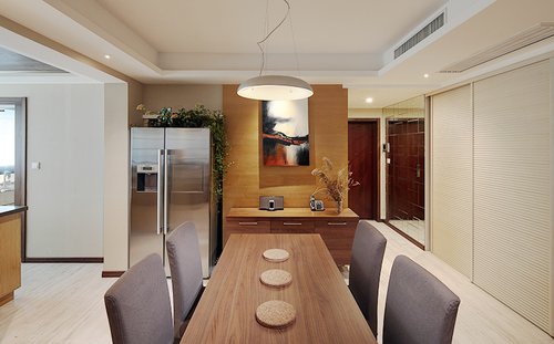 8万半包南京中天铭廷125平米现代三居，原木味道的地板背景墙使得家庭空间更自然生态化