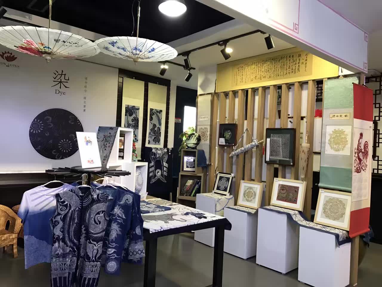 民族人物蜡染画,非遗扎染画