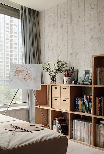 8万半包南京中天铭廷125平米现代三居，原木味道的地板背景墙使得家庭空间更自然生态化