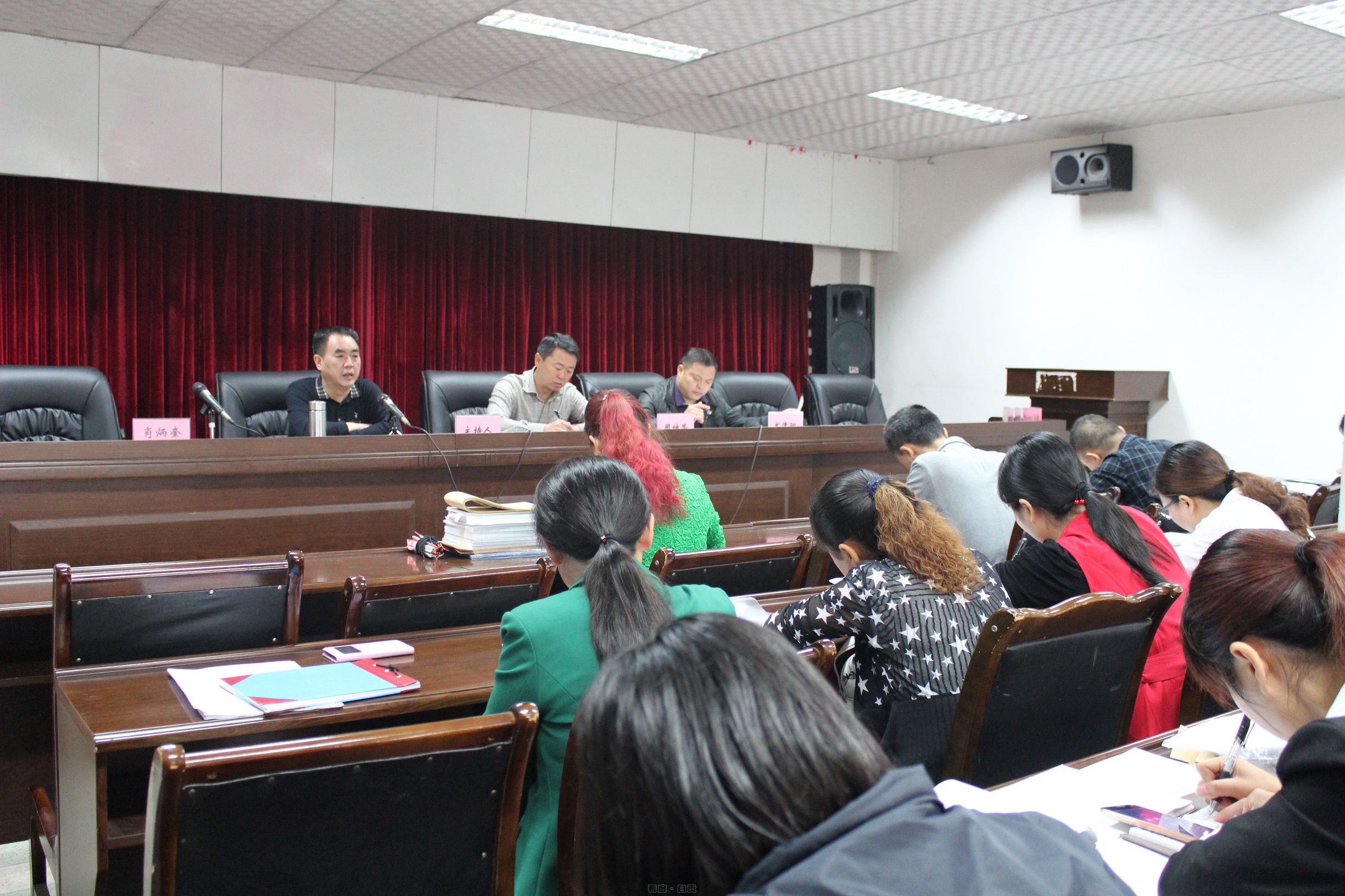 村组不公示账目合法吗,村会计账目不清