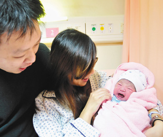 第一个抱宝宝的人有什么说法吗,出产房第一个抱孩子的人有要求吗