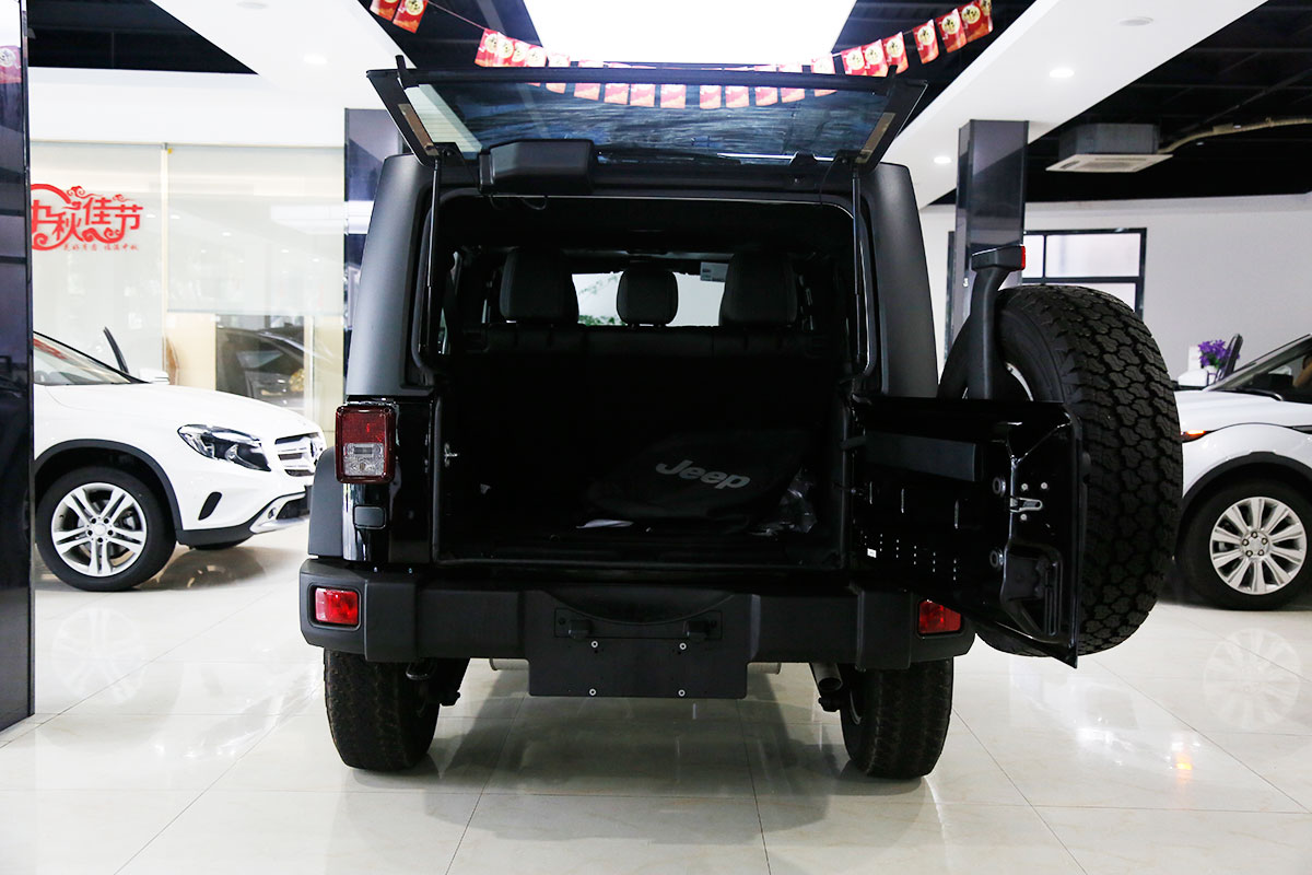 牧马人越野车二手车柴油版,2018牧马人到店高清实拍