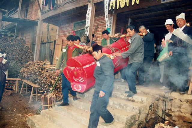 不一样的丧葬习俗,十大令人震惊的可怕丧葬习俗