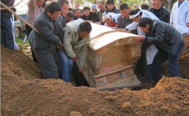 不一样的丧葬习俗,十大令人震惊的可怕丧葬习俗