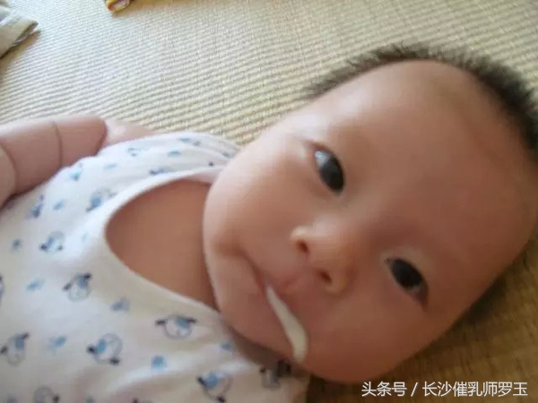 宝宝吐奶是什么原因？发生吐奶后怎么处理？