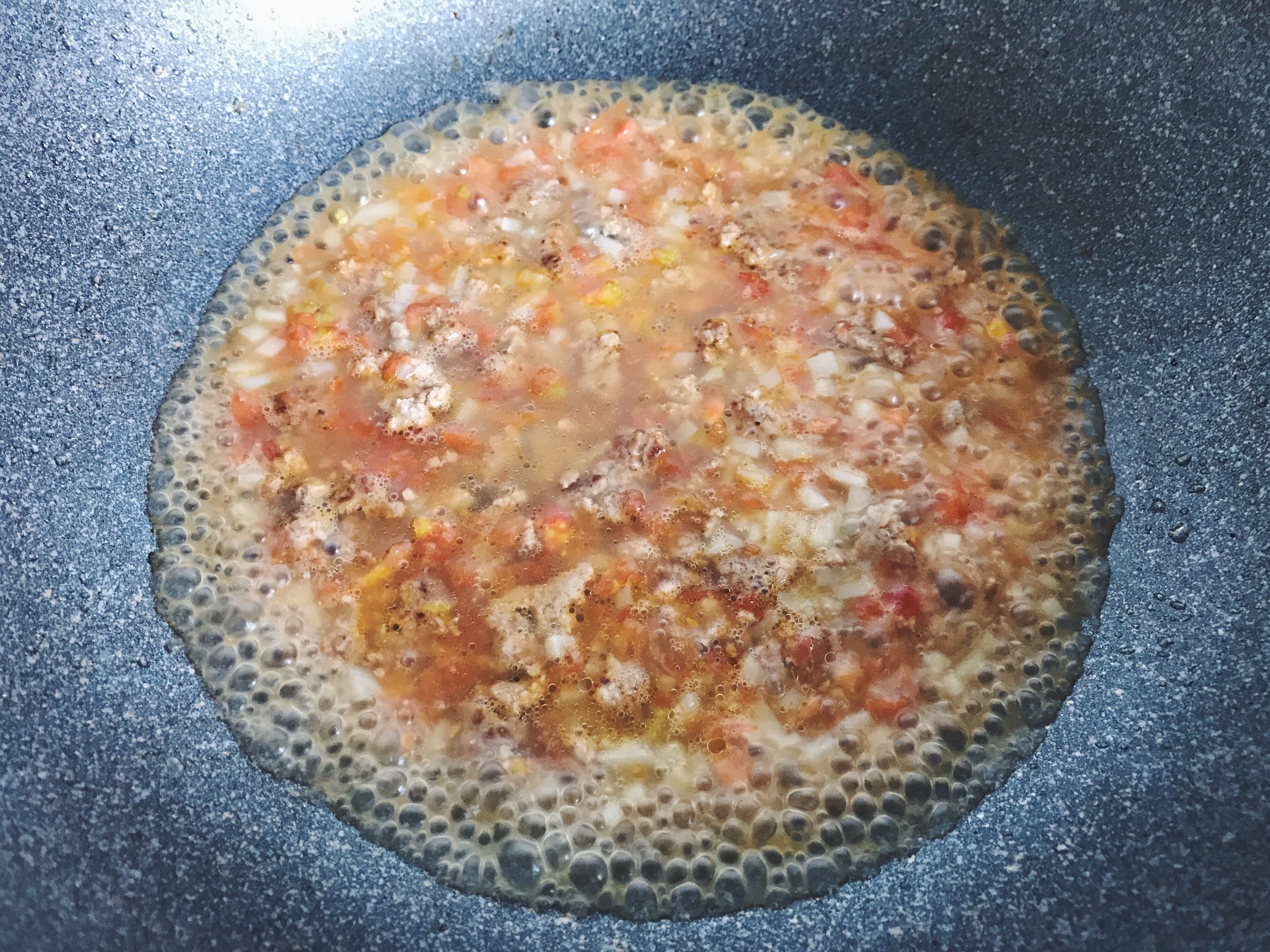 千寻的食堂之番茄土豆炖牛肉，精选的牛棒骨熬制的汤头，配上营养美味的番茄土豆，满满的钙补起来