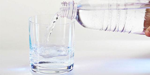 备孕喝碱性水增加怀孕几率,男士多喝苏打水有利于怀孕吗