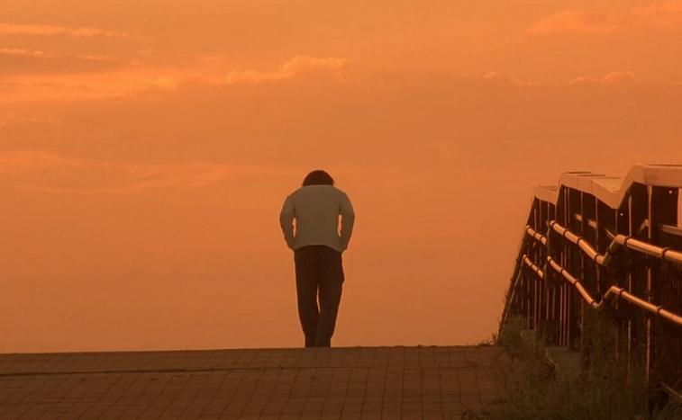 我爱上了一个比我大4岁的女孩,我爱上了一个比我大的女人知乎