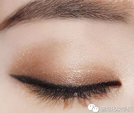 戚薇的妆容教程,戚薇湿发烟熏妆