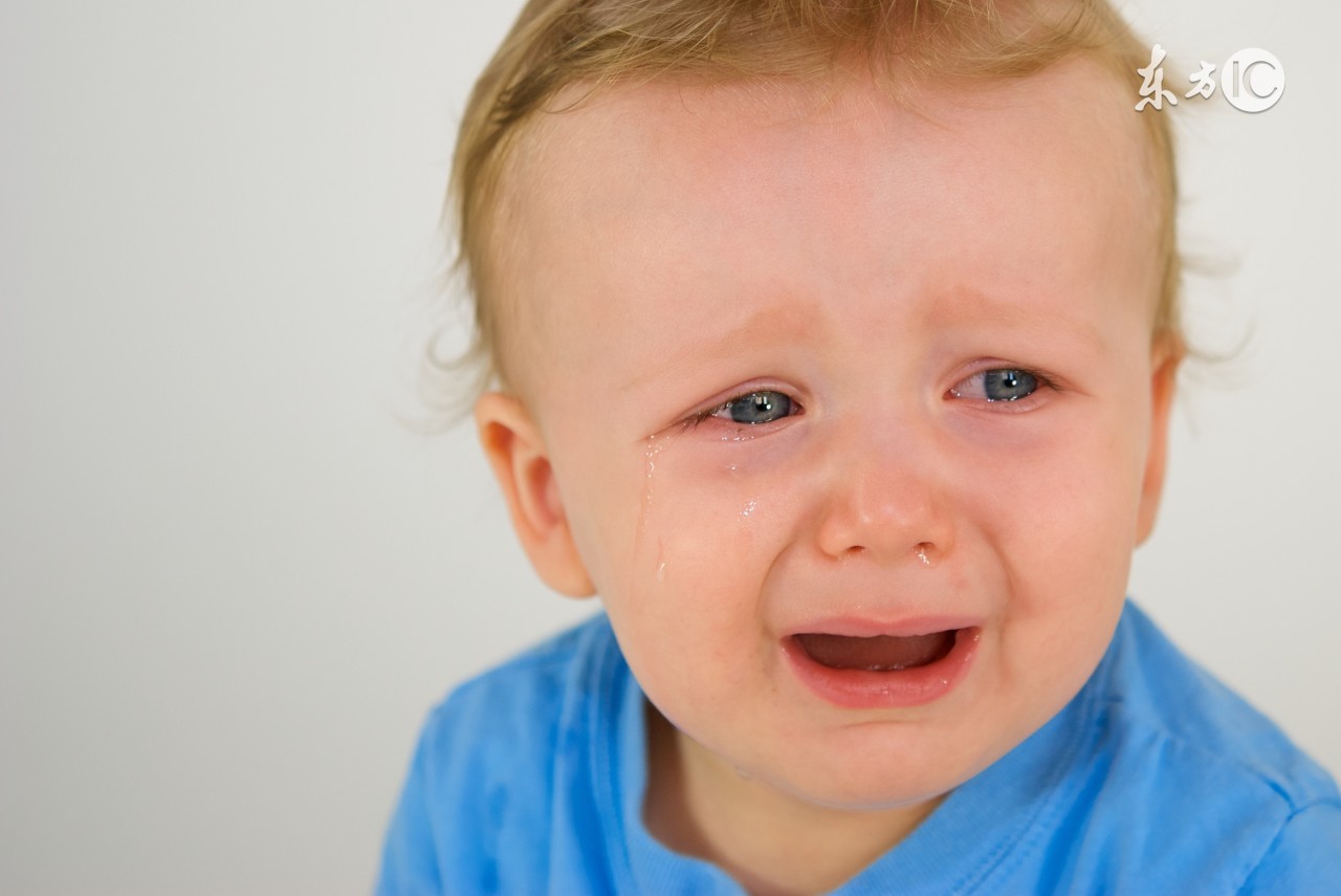 小孩哭哭闹闹的如何教育的,怎么教孩子勇敢不要动不动就哭