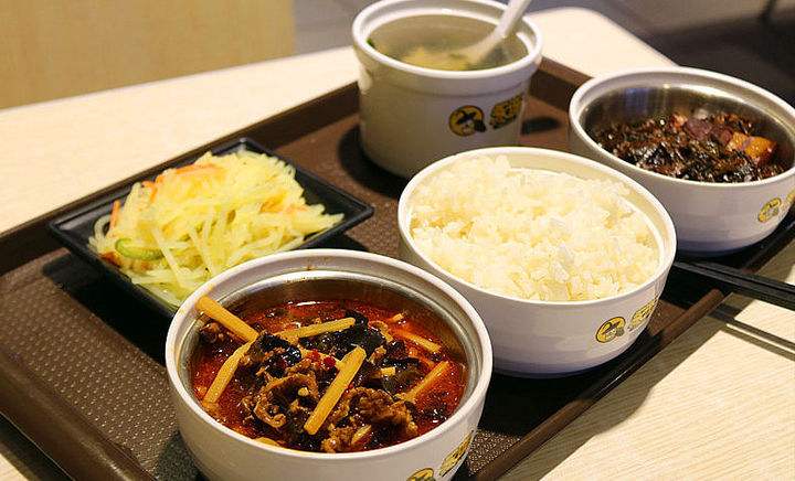 开个中式快餐店赚钱吗,开一家中式快餐店赚钱