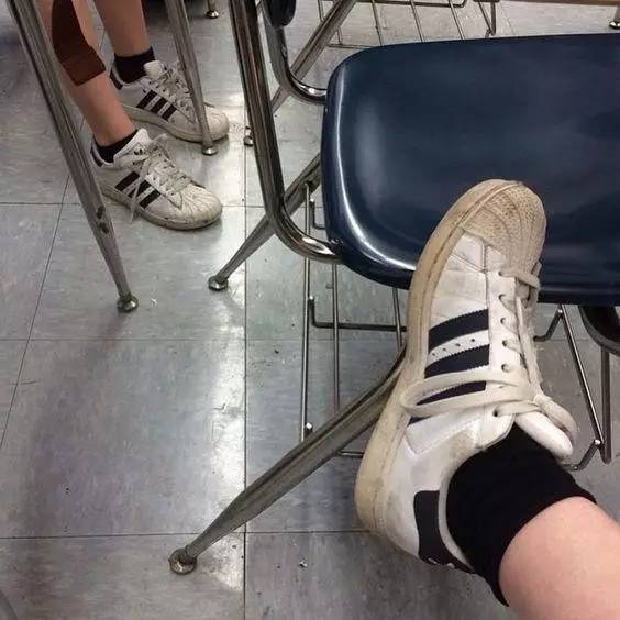 一脱鞋脚臭咋办,球鞋容易臭怎么除臭的有效方法