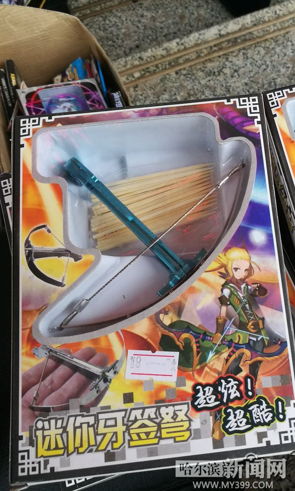 能射穿包装盒的牙签弩摆在学校门口卖