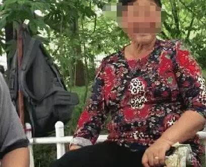 钉锤锤脚来治病！贵阳筑城广场这位“神医”手法太雷人！