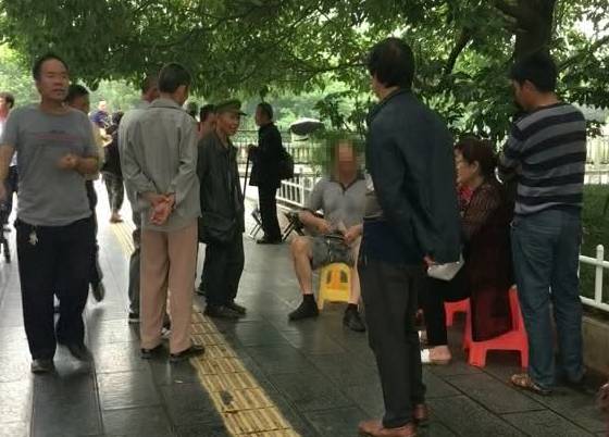 钉锤锤脚来治病！贵阳筑城广场这位“神医”手法太雷人！