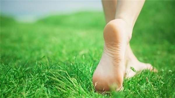 他用漱口水泡脚看傻大家！但最后竟有超厉害效果！