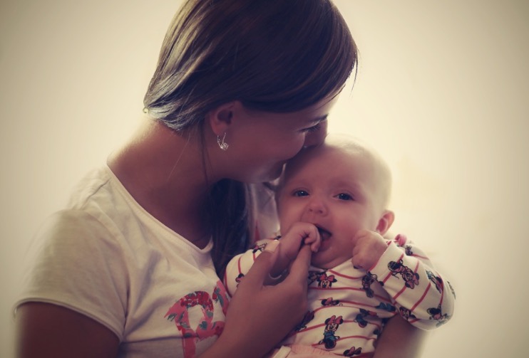 宝宝脑袋老往右歪,宝宝不是斜颈头歪向一边怎么回事