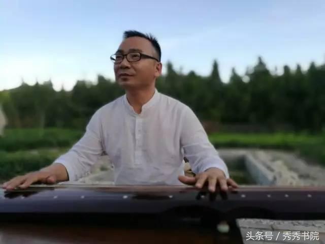 茅檐低小，溪边青草亦听书