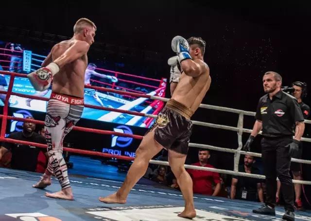 中国小将擂台打倒日本选手,中国小将逆转罗马